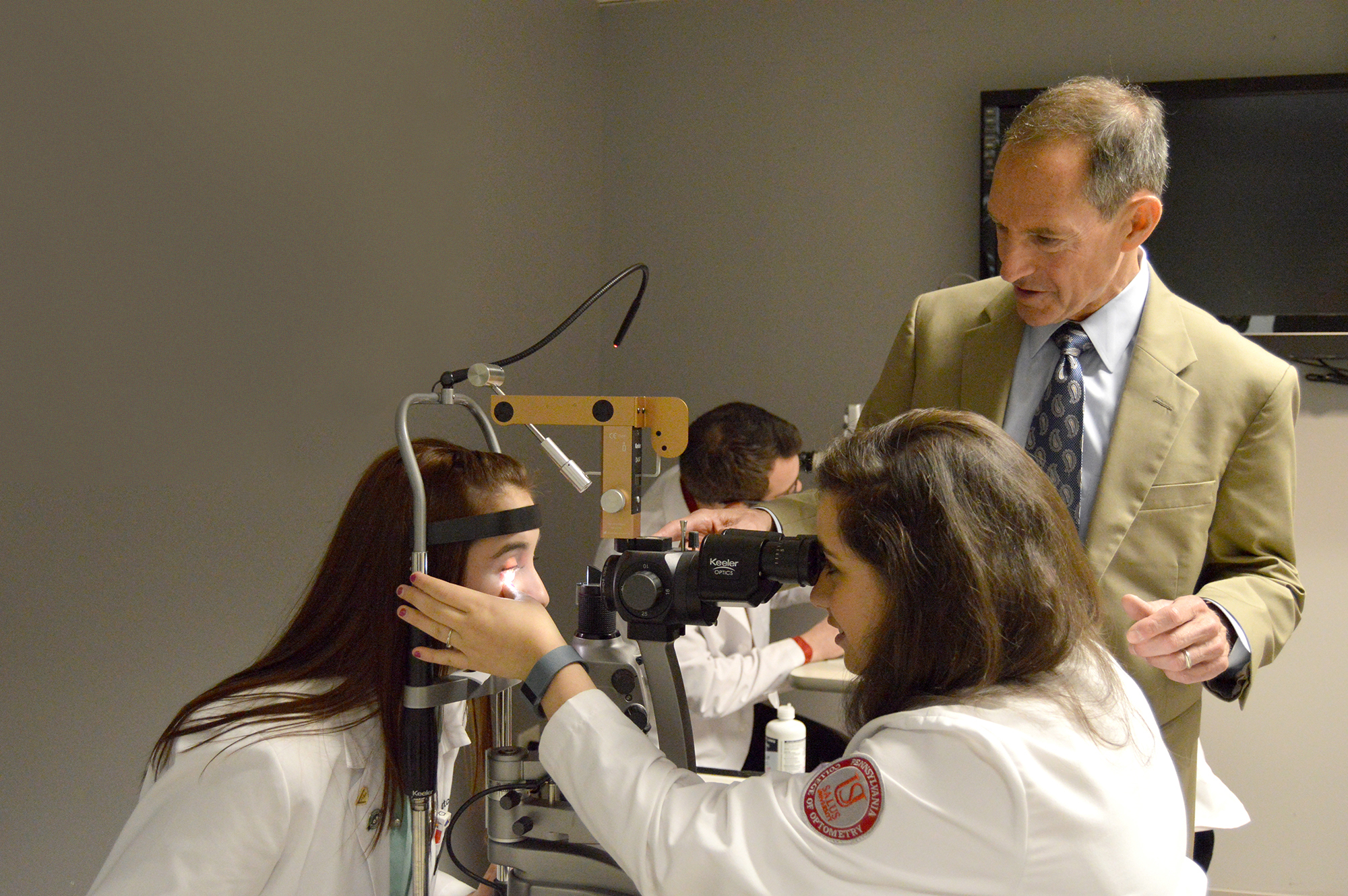 Dr. Mittelman working with students in an optometry lab