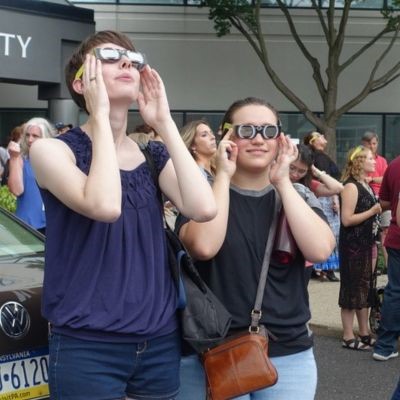 Students viewing eclipse thumbnail pic