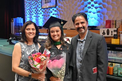 Graduate Nikita Pendse and her parents