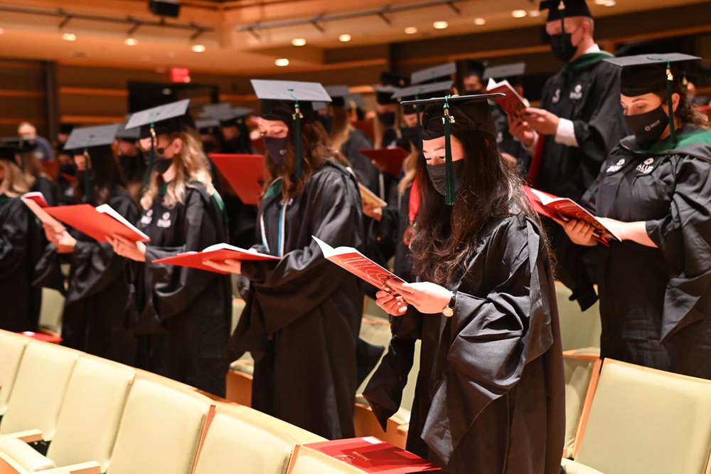 graduates reciting the oath