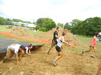 muckfest team running mud run