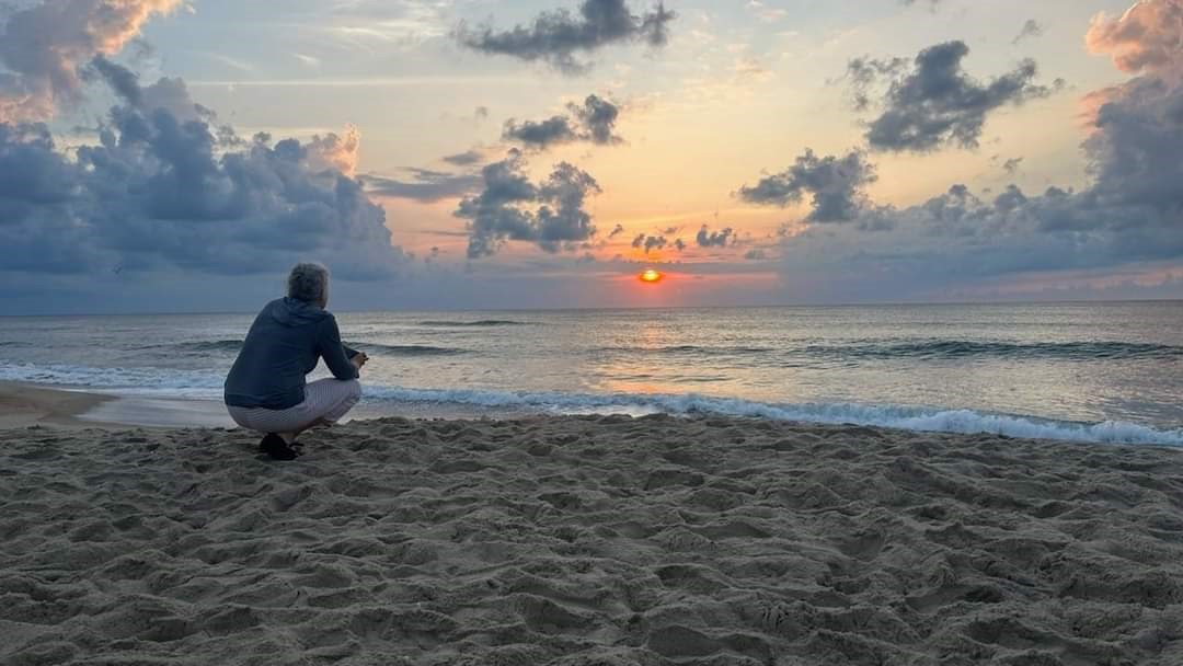 Alicia Reiser on the beach