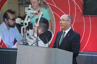 Geoff Brandon accepting Lighthouse award