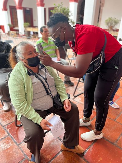 Students examines Mexico patient