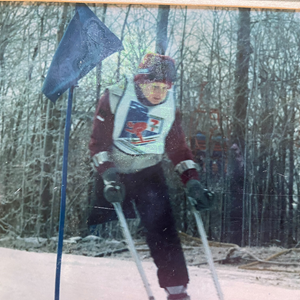 Jeffrey Quelet shown skiing competitively after his limb loss.