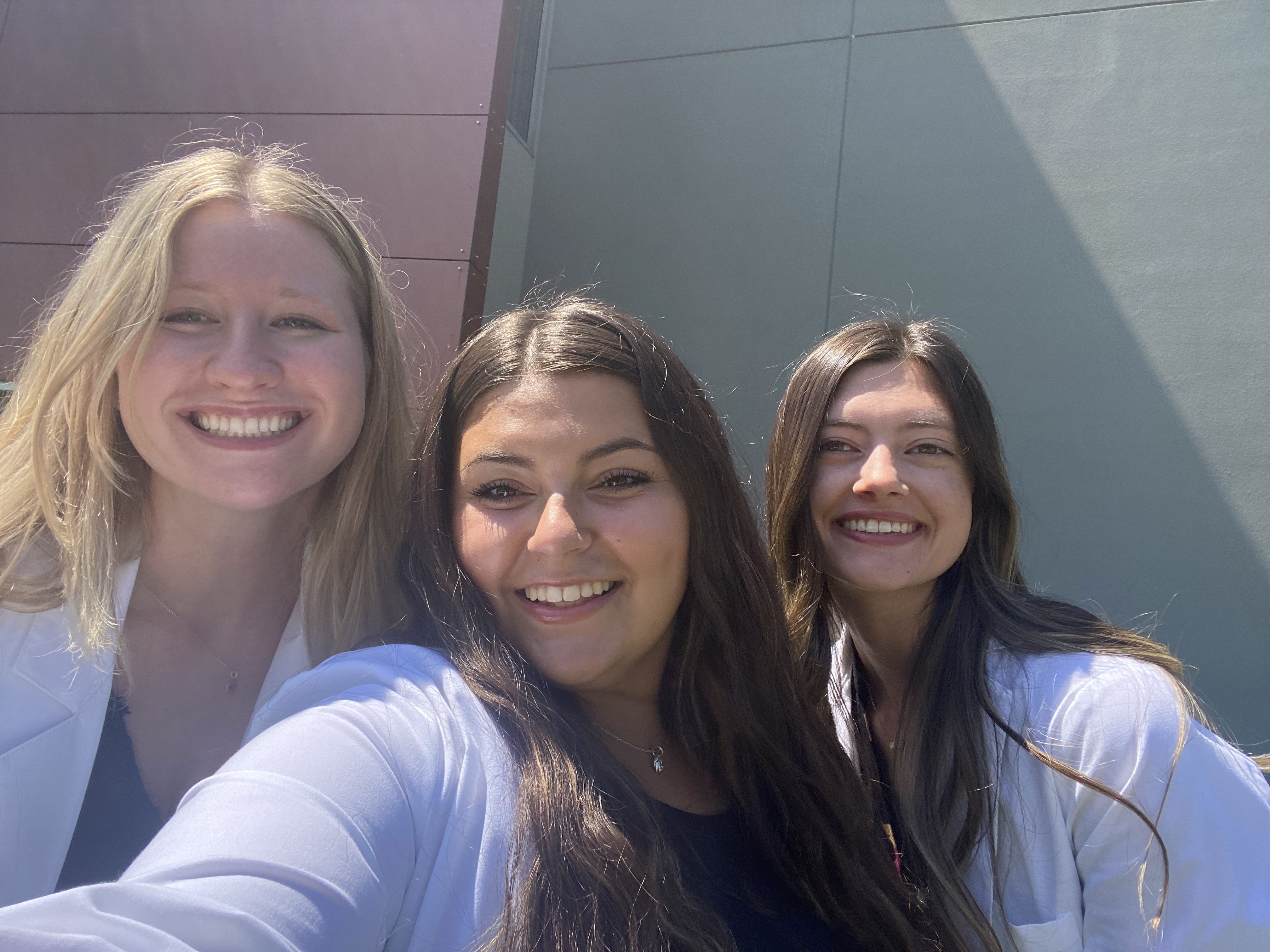 Aliza selfie with two female classmates