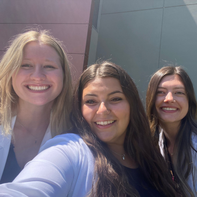 Aliza selfie with two female classmates