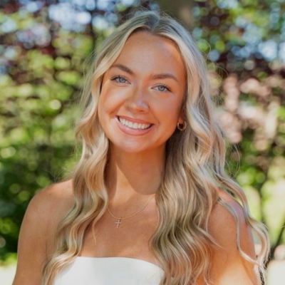 headshot of Madelyn
